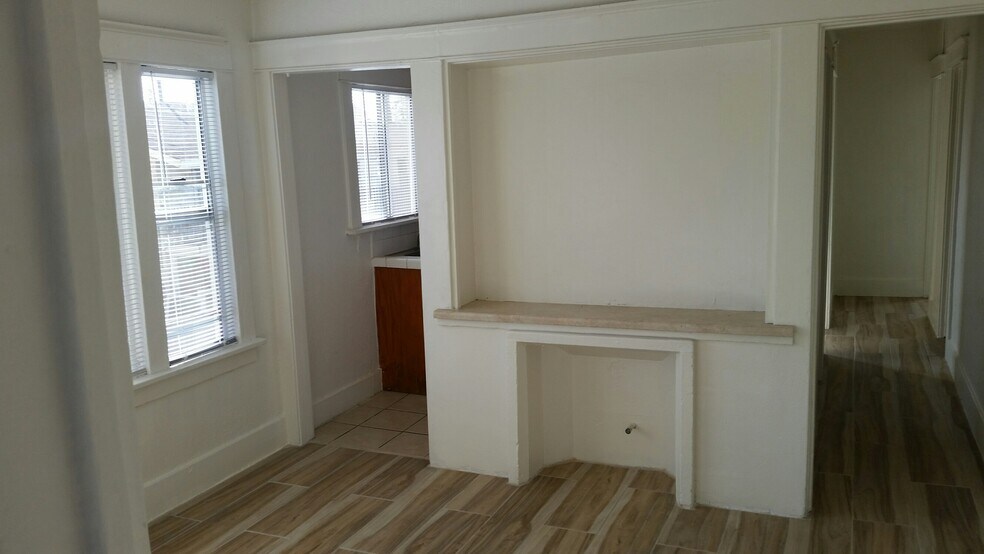 Livingroom - 826 E 10th St