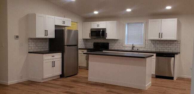 Building Photo - Beautiful 3-Bedroom Home with Bonus Room, ...