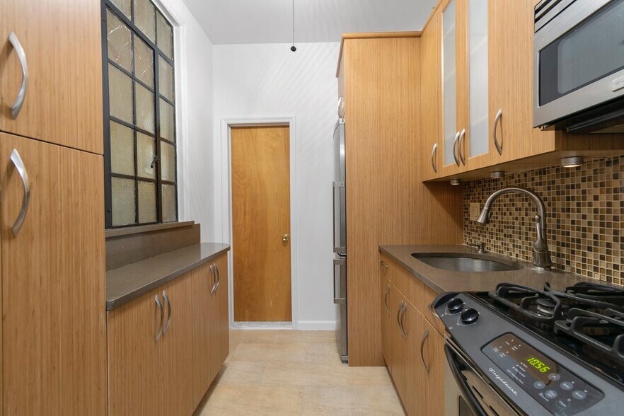 Building Photo - 215 E 88th St