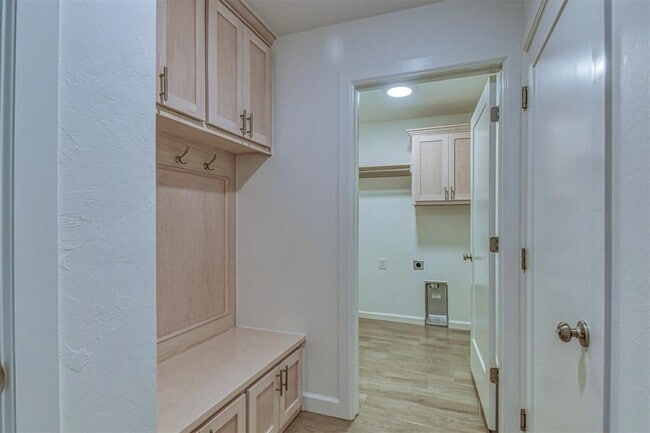 Building Photo - 2804 S Bowling Dr