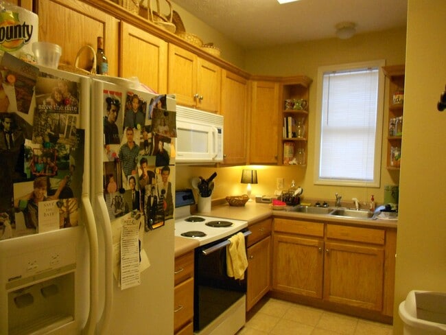 Building Photo - Large 4 Bedroom Home, so close to campus!