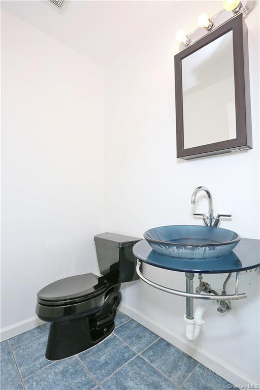 Building Photo - 80 Old Quaker Hill Rd