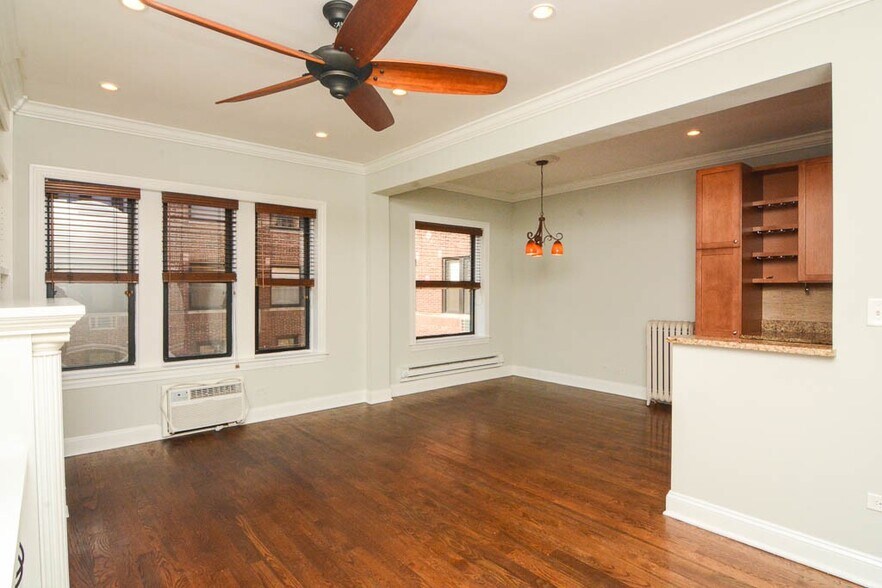 Building Photo - 747 W Addison St