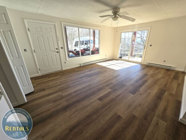 Building Photo - 3-Bed/1.5-Bath Duplex Unit Available - Close to Campus!