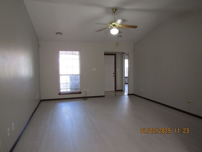 Building Photo - Freshly Painted/New Flooring Home!! No Pets!