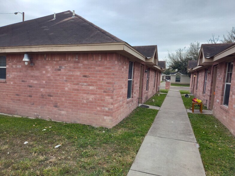 Building Photo - 2117 Aruba Dr