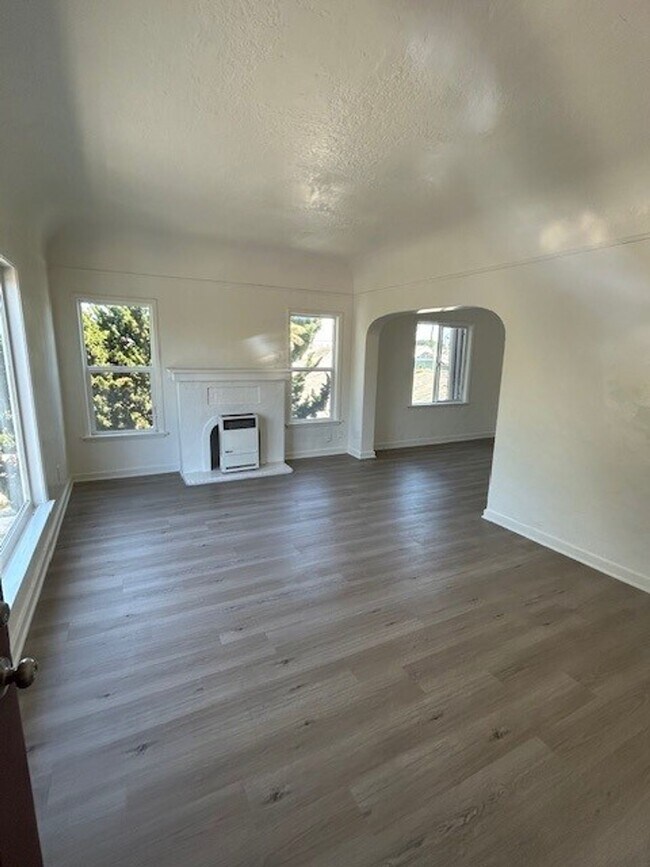 Building Photo - 540 E. 14th St. #22, Long Beach, CA 90813