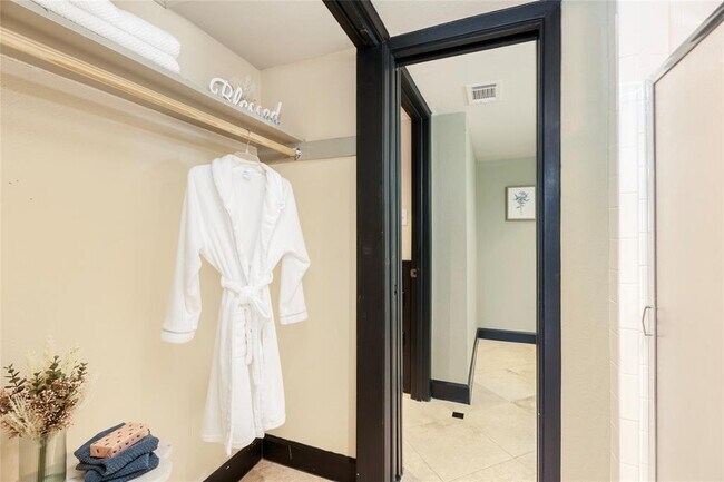 Building Photo - 18138 Bal Harbour Dr