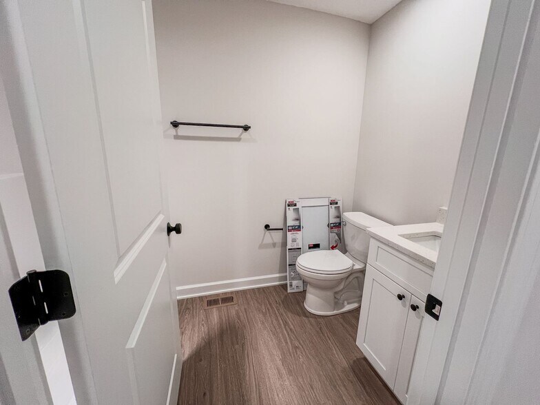 Building Photo - 607 S Division St