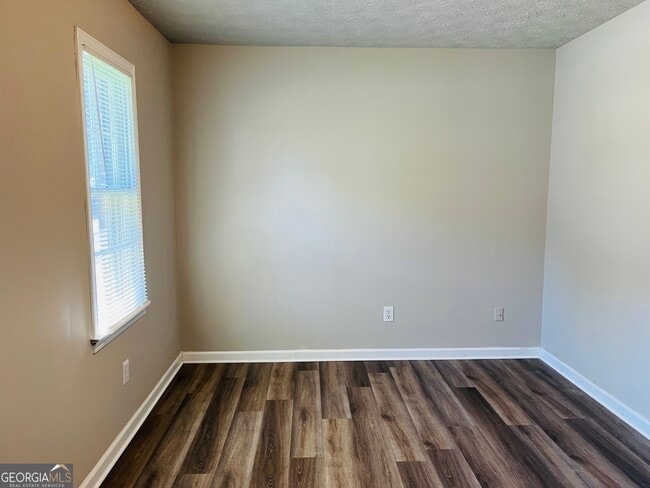 Building Photo - 10 Fredda Ln