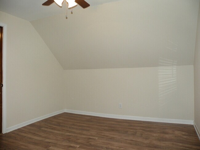 Building Photo - 4 Bedroom Bungalow for Rent! Euclid, Ohio