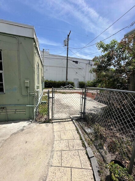 Building Photo - 1126 N H St