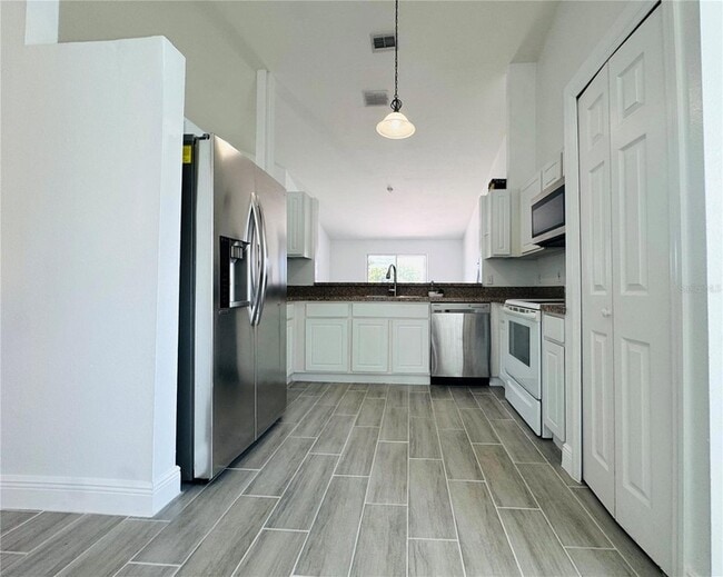 Building Photo - 2405 Queenswood Cir
