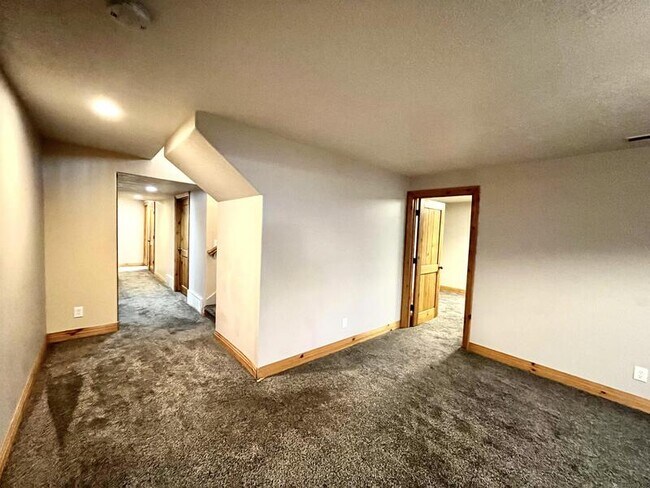 Building Photo - 6363 Murray Bluffs Dr