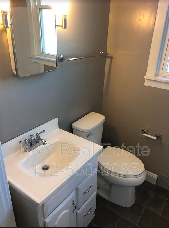 Building Photo - 230 Magazine St