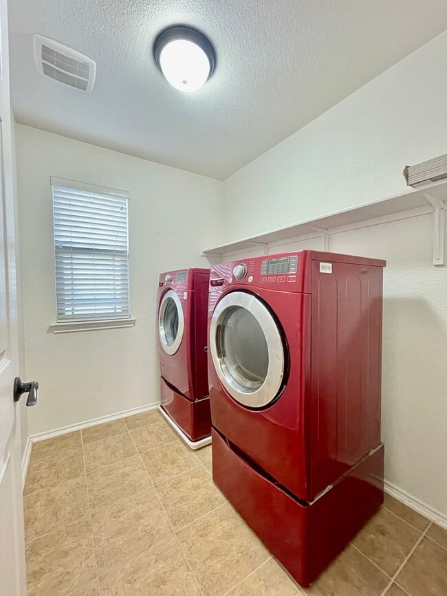 Building Photo - Spacious 4 Bedroom Home with Multiple Livi...