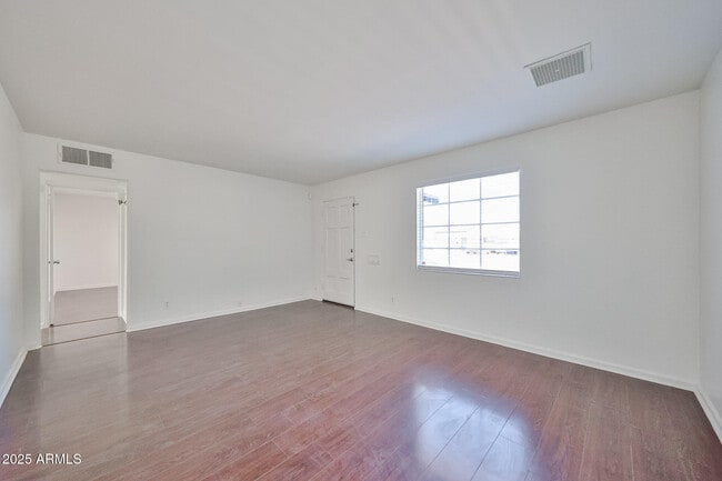 Building Photo - 2221 W Clarendon Ave