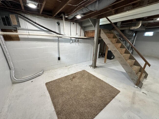 Building Photo - 809 Zollinger Rd