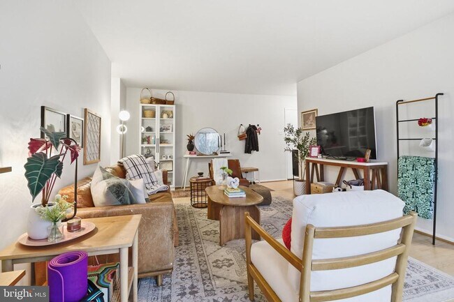 Building Photo - 1210 N Taft St