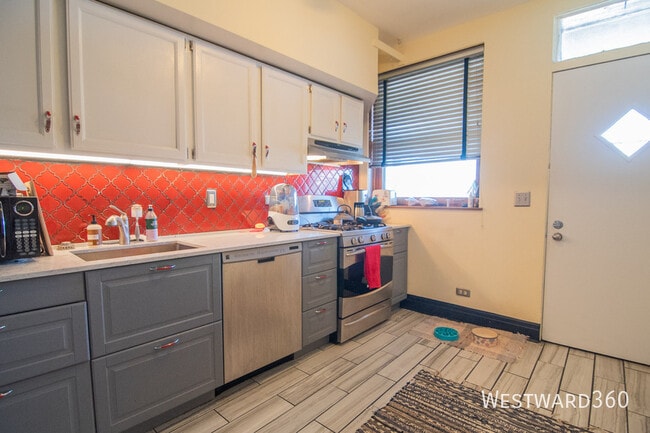 Building Photo - 844 W Lakeside Pl