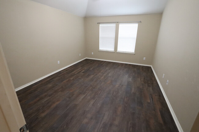 Building Photo - 1000 Warbler Ln