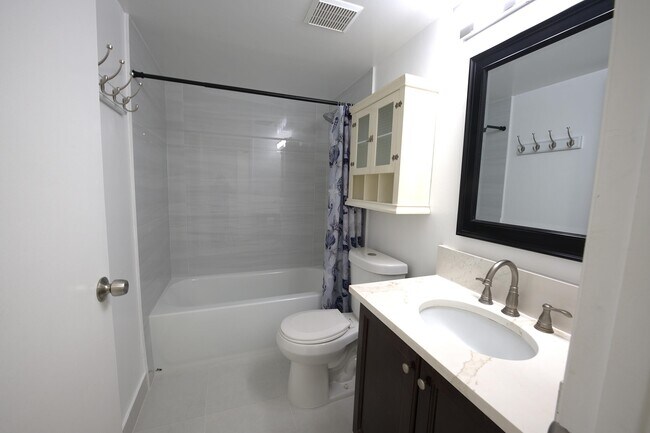 Building Photo - 1604 Meadows Cir W