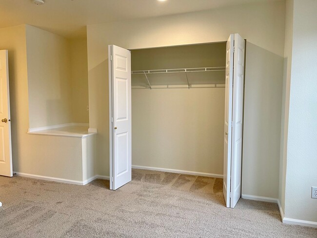 Building Photo - Bellevue Townhome! 2 Bedroom 2.5 Bathroom! *Utilities Included*