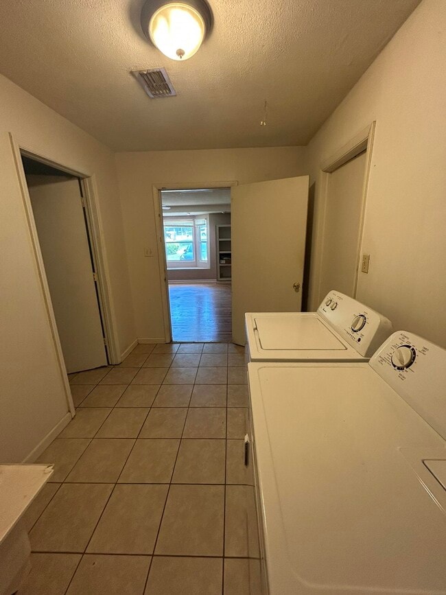 Building Photo - 811 Bahama Dr