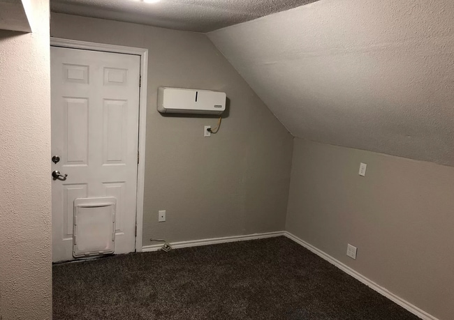 Building Photo - 3 Bedroom | 1 Bathroom Home | w/car port in drive | PET FRIENDLY