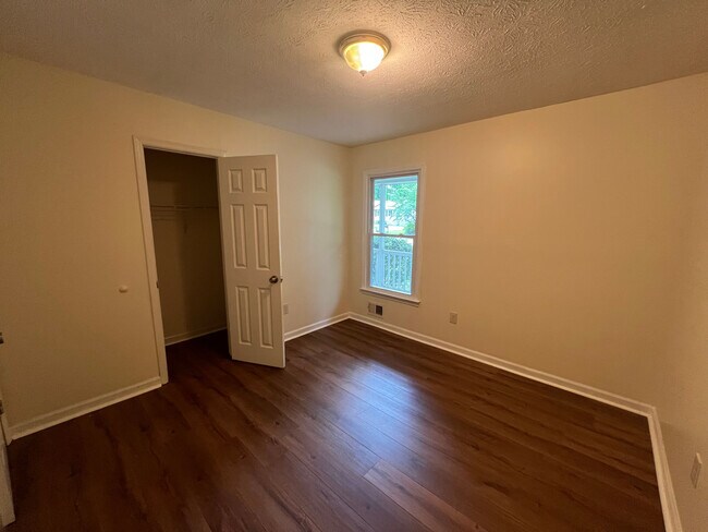 Building Photo - Room in House on Hillboro Cir SW