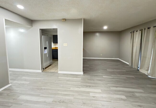 Building Photo - 1307 Baytree Dr