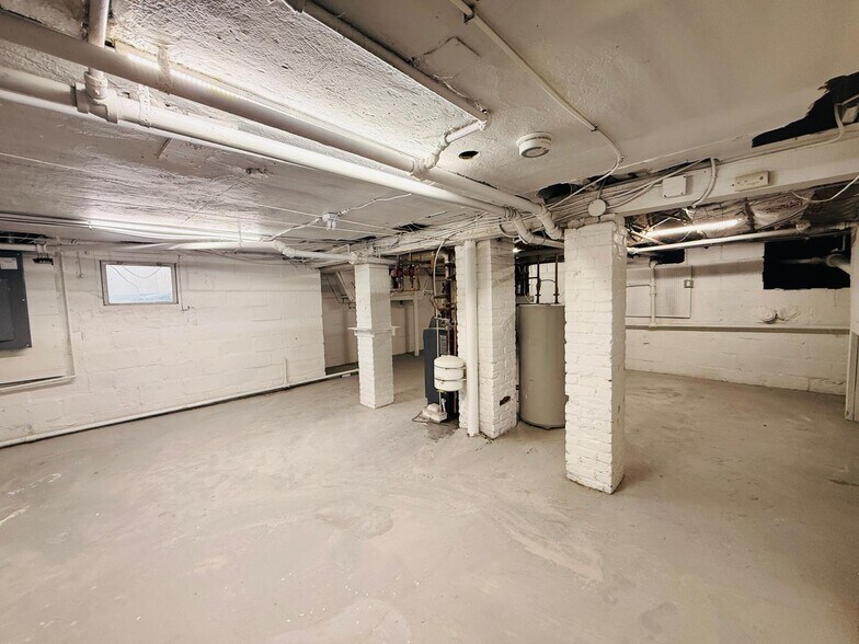 Building Photo - 86 W Main St