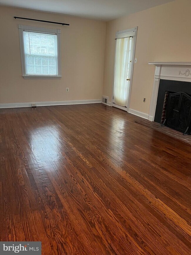 Building Photo - 102 Hillside Cir