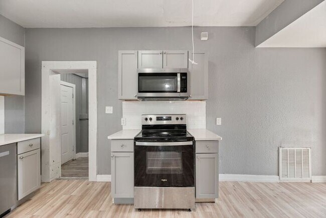 Building Photo - 815 N Travis St