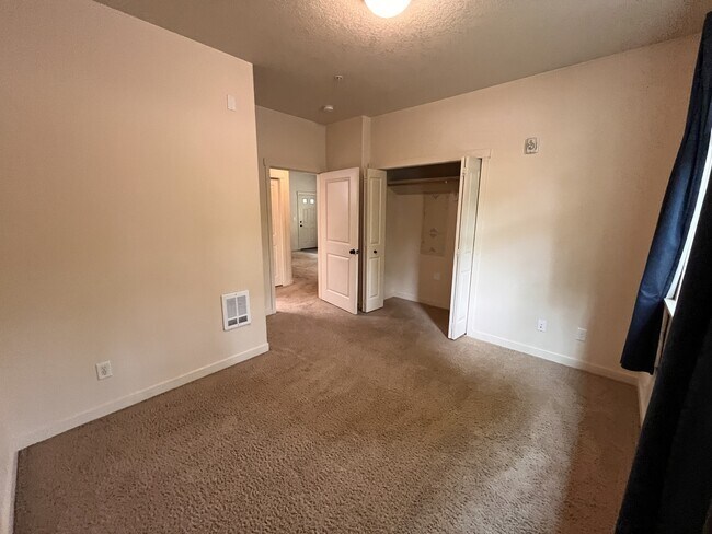 Building Photo - 7907 NE Rockne Way