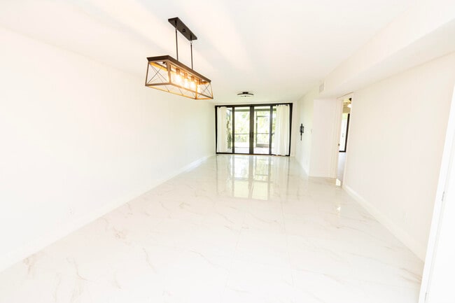 Building Photo - 11060 S Lakeview Dr