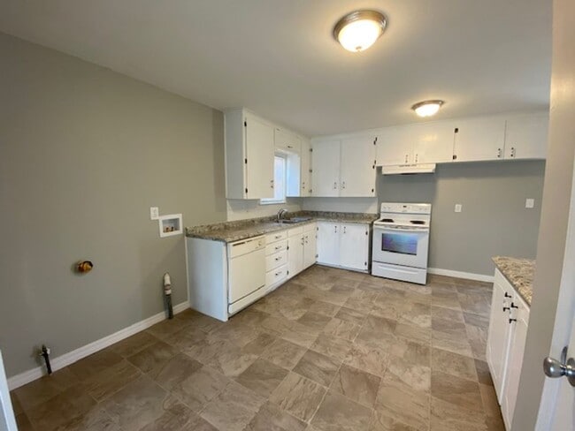 Building Photo - 3 Bed, 2 Bath Corner Lot in Tulsa!