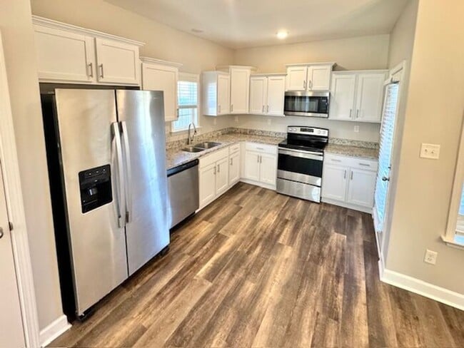 Building Photo - Now Lasing a 4 Bedroom 2.5 bath home in Ho...