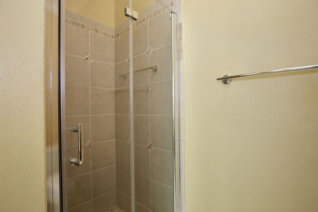 Building Photo - Beautiful 3/2 Spacious Home with a 2 Car G...