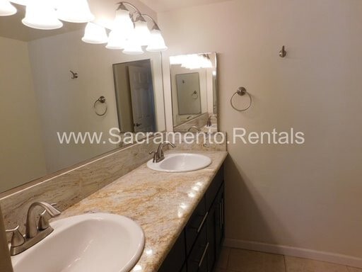 Building Photo - Spacious Updated 2bd/2ba Downtown Condo - Great Location!