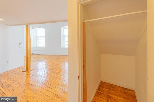 Building Photo - 4 Leverington Ave