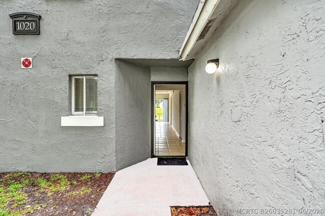 Building Photo - 1020 Lake Victoria Dr