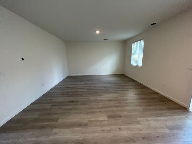 Building Photo - 5 Bedroom 4 Bathroom Home in The Quail Riv...