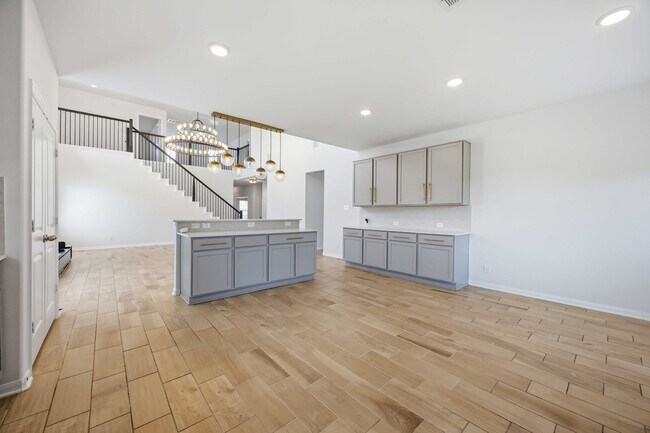 Building Photo - 2402 Mount Dana Dr
