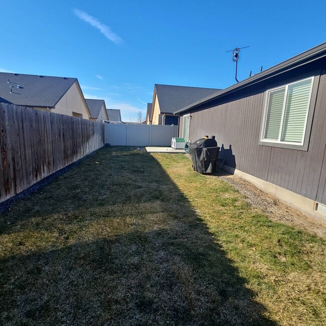 Building Photo - Updated Home In Nampa!