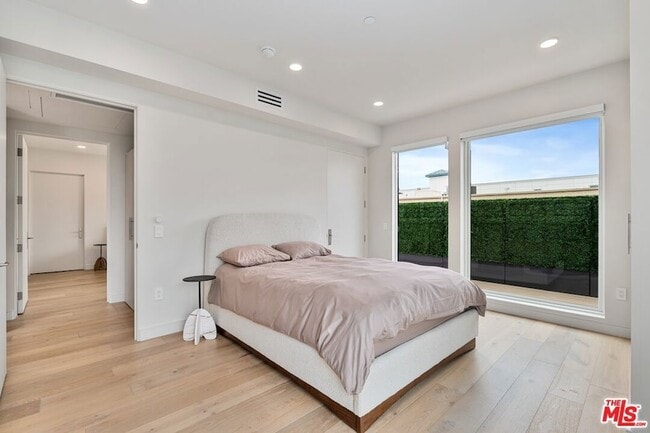 Building Photo - 505 S Barrington Ave