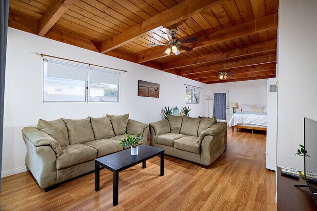 Building Photo - 549 San Dieguito Dr
