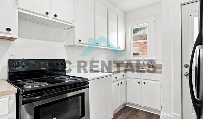 Building Photo - 1309 Carolina St E