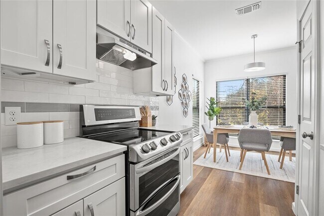 Building Photo - 6501 Columbia Oaks Ct