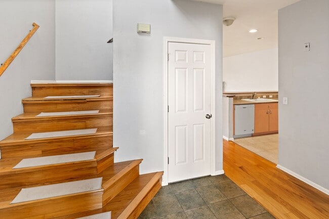 Building Photo - Spacious 3 bed Townhome